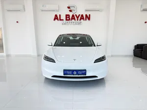 new-tesla-model-3-in-abu-dhabi