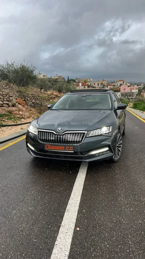 skoda-superb-lauren-klement-2021