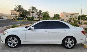 mercedes-c200-top-option-gcc-specs-panoramic-sunroof-1800cc