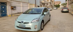 new-toyota-prius-in-aden