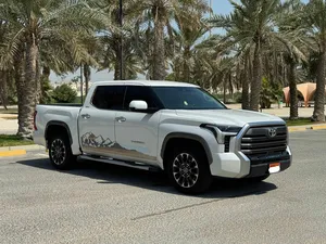 toyota-tundra-2022-white