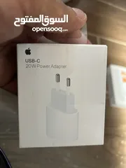  5 شواحن ايفون للبيع مع power bank اصلي ابل