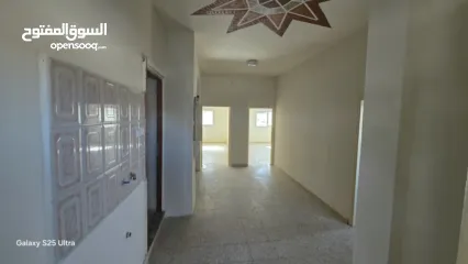  6 يتوفر لدينا شقة مع مخازن للبيع