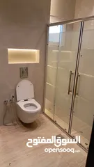  22 شقه فارغه فاخره ومميزه جدا  سوبر ديلوكس للايجار لم تسكن بعد التجديد نهائيا 200متر