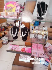 3 اغراض اكسسورات وتجميل وكهربائيه سشوار ومليكان وستاند