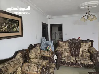  6 شقه مدخل مستقل مرتفعه 7 درجات عن الشارع مساحة الشقه 178 م2 عمر البناء 8 سنوات شماليه غربيه جنوبيه بس