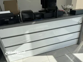  1 كاونتر خشب 4 قطع وكرسي للبيع