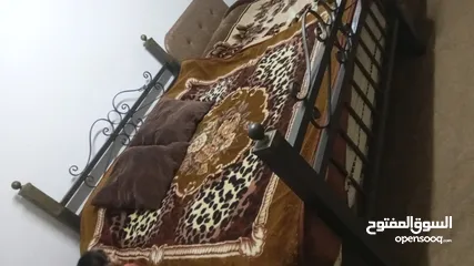  1 تخت حديد مع فرشه