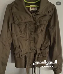  27 ملابس ماركة متنوعة استعمال خفيف جينز و جاكيتات و بلايز