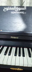  1 بيانو roland نضيف جدا