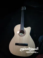  7 جيتار مستعمل اقل من اسبوع بحالة ممتازة جدا فيه مدخل للسماعة والسبيكر وفيه ازرار للتحكم بالصوت