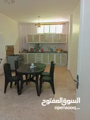  6 شقة مفروشة الحي الجنوبي قرب مدارس دار العلوم  3 غرف نوم  2 حمام  غرفة ضيوف  غرفة صالون  مطبخ . مكيف