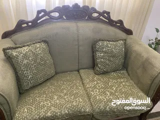  3 طقم كنب بحالة ممتازة معه طاولة خشب وطاولة تيليفزيون