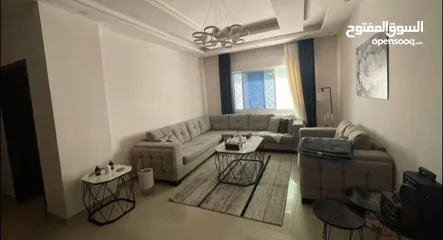  2 كنب 9 مقاعد شبه جديد عرسان مع 3 طاولات جانبيه و طاوله بالنص