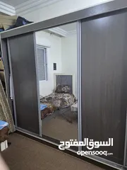  4 خزانة بخشب لامينيت ثلاثة أبواب سحب مع تختين بحاجة إلى صيانة خفيفة و مكتب بحاجة إلى صيانة