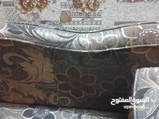  7 جلسه عربية اسفنج ضغط 18 مع طاولات خشب مع سجاده خمسة باربعه ونص متر بحالة الوكالة.