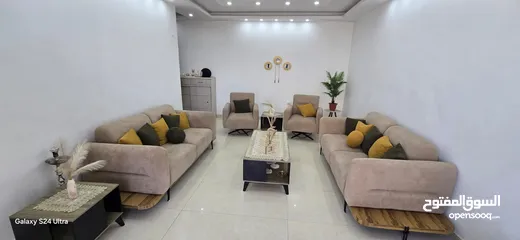  1 غرفة نوم و طقم كنب ضيوف و خزانة ملابس كبيرة