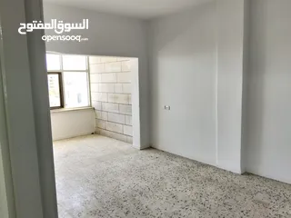  11 منزل للايجار حلحول الشارع الرئيسي