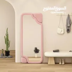  7 مرايا ترند عالمياً... تصميم موجي ومنحوت فخم يخلي أي زاوية تصير قطعة فن جاهزة للتصوير  انعكاس نقي