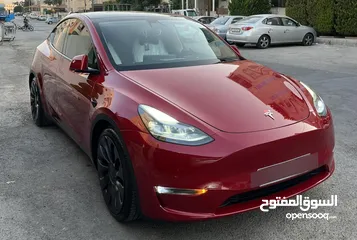  2 تيسلا Y 2022 performance لون خمري مميزة داخلي ابيض الاداء العالي دفع رباعي وبسعر مغري جداً جمرك جديد