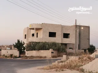  3 بيت مستقل موقع مميز ومنطقة هادئة   للبيع بسعر مناسب