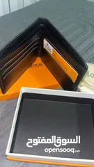  2 محفظة كوبي ماستر LVللبيع مع البكج تعبها العلبة والحافضة القماش فقط بسعر جيد جدا لون اسود