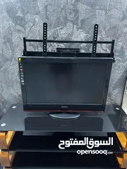  1 ميز تلفزيون و شاشه