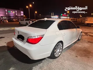  2 BMW 525i-.
