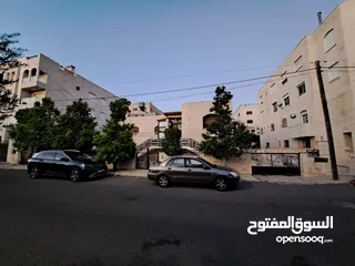  7 منزل مستقل للبيع الجبيهة/ دوار المنهل- للبيع المستعجل في منطقة هادئة وجيران محترمين حدائق وساحات