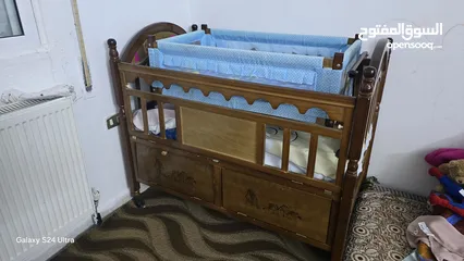  1 تخت بيبي كبير مع تخت  صغير هزاز
