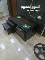  2 طاولة وسطية مع اربع مساعدات خشب
