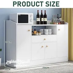  2 خزانة عملية مع مقابض خشبية بسيطة وأنيقة  تصميمها يجمع بين المساحات المغلقة والرفوف المفتوحة لسهولة