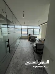  5 مكتب فخم جدًا للإيجار – تنازل عن عقد إيجار (فرصة مميزة) جاهز للتسليم الفوري