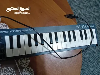  2 midi keyboard m audio keystationmini 32  32keys with connector  usb  شبه جديد ميدي كيبورد