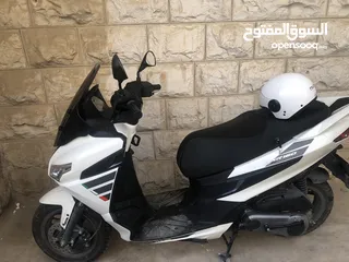  1 سكوتر ابريليا 160 سي سي 2023 ماشي 8000 فقط 1300 دينار كاش
