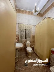  11 منزل للبيع ثلاث أدوار مفصولة في مدينة طرابلس منطقة السراج في طريق جزيرة المشتل جهة حمام بلقيس