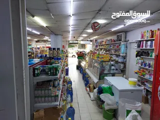  4 سوبر ماركت مع العدة فارغ للبيع
