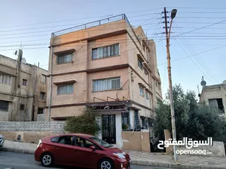  1 شقة طابق ارضي   مساحتها 100متر مربع  قابلة للتوسعة لتصبح 160 متر مربع  مع كراج   //// عمان جبل التاج