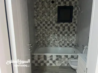  5 شقه فارغة للايجار في عين منجد لم تسكن من قبل
