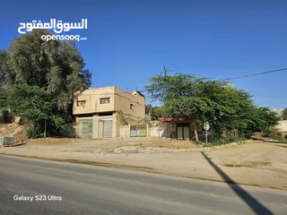  1 منزل طابقين مع ثلاث مخازن