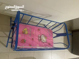  6 سرير اطفال مع فرشة ( استخدام بسيط جدا حوالي شهرين)