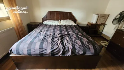  1 غرفة نوم خشب بلوط سوليد، تخت 180*200 وطاولات جانببة وتسريحة