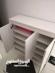  10 خزانة أحذية خشبية إيطالية رفوف تصميم ذكي مع أجنحة فتح مريحة ولون أبيض أنيق