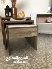  8 طاولة صالة بالون ابيض و خشبي مع تصميم يناسب جميع الديكورات يمتاز بسهولة التنظيف و يحتوي على خزانتين