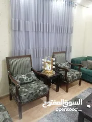  4 طقم كنب سبع مقاعد نظيف واستعمال بسيط مع ثلاث طاولات وسط بحاله جيده