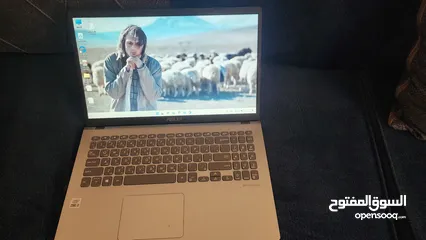  4 لابتوب مستعمل نظيف جداً فش فيه ولا مشكلة الجهاز موجود في الزرقاء