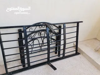  1 تخت حديد اسود بحالة جيدة 10دنانير