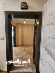 18 شقة مع روف منفصل فارغة للبيع في حي الصحابة - ref : 14580