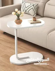  1 طاولة عملية تجمع بين الأناقة والبساطة تصميمها الذكي يسمح لك بسحبها بجانب الكنبة لتصير مثالية .