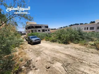  3 ارض على طريق المطار خلف المدارس العالمية 918 متر من المالك مباشره سكن أ خاص تصلح لبناء فيلا